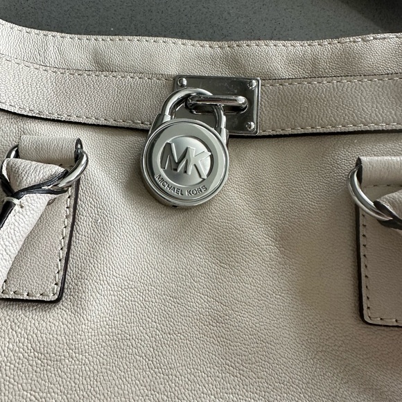 Michael Kors Vanilla Cream Hamilton Padlock Shoulder Bag Tote - Picture 3 of 8
